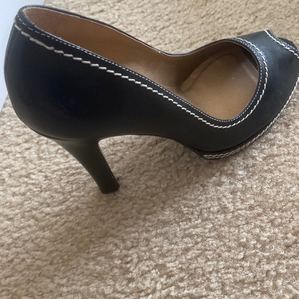 Beautiful Carlos Santana heels. Exquisite stitching. Size 7.5. Worn once.